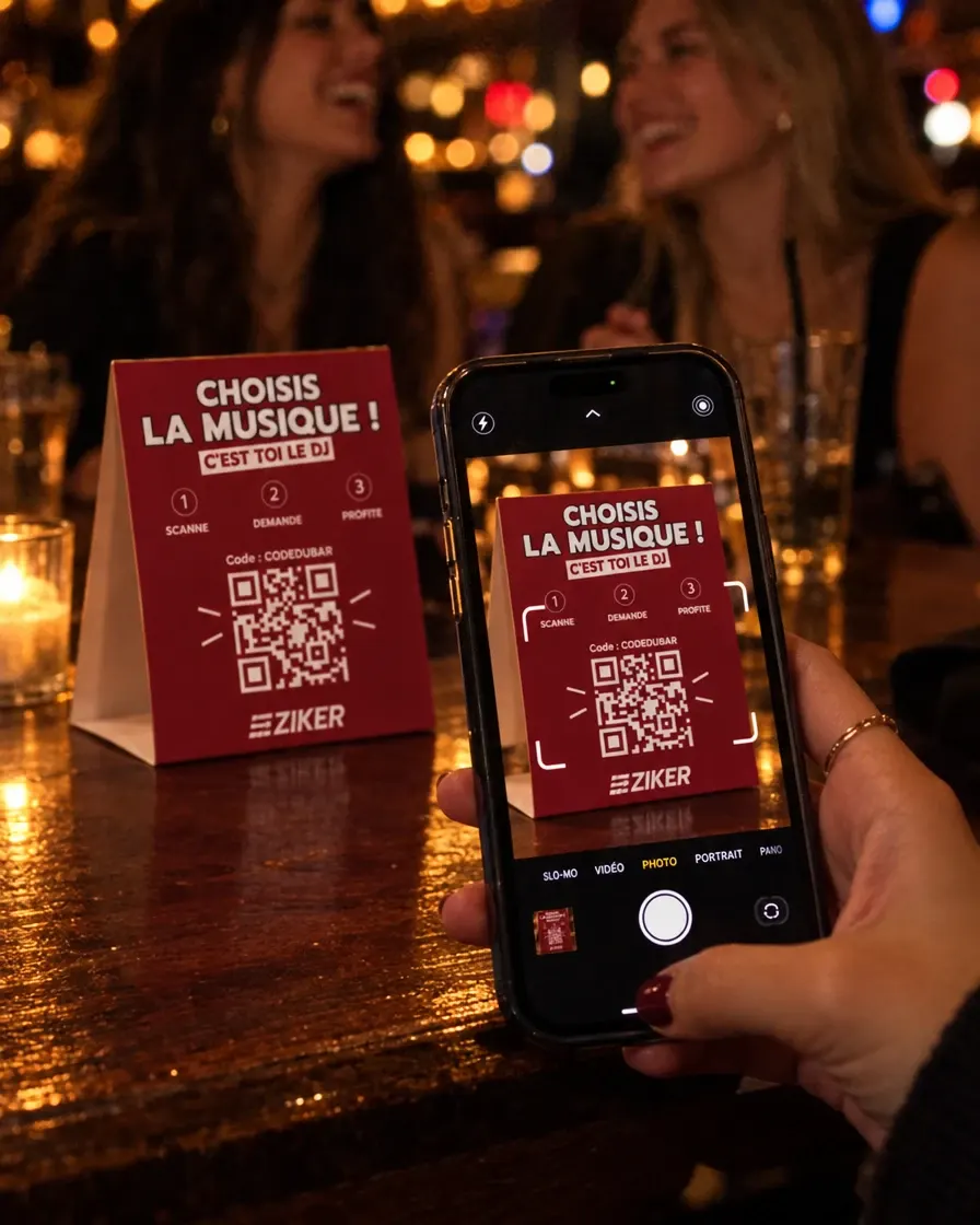Cliente qui scanne avec son smartphone le QR code ZIKER « Choisis la musique » posé sur une table de bar
